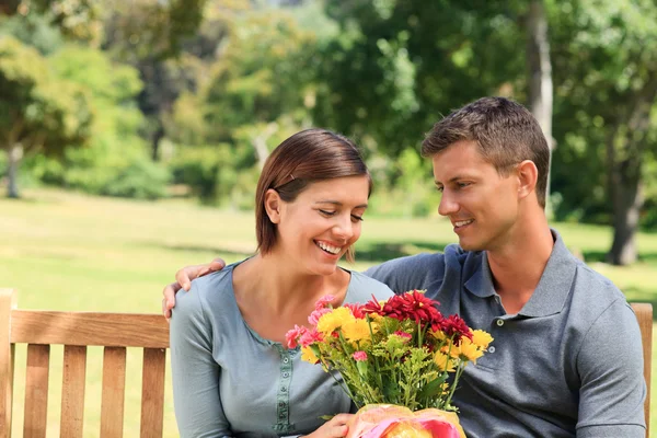 Чоловік пропонує квіти своїй дівчині — стокове фото
