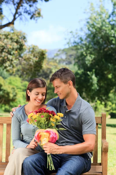 Man bloemen met zijn vriendin — Stockfoto
