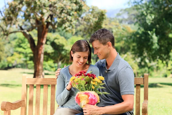Мужчина, предлагающий цветы своей девушке — стоковое фото