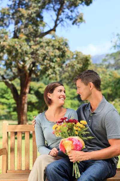 Hombre ofreciendo flores a su novia —  Fotos de Stock
