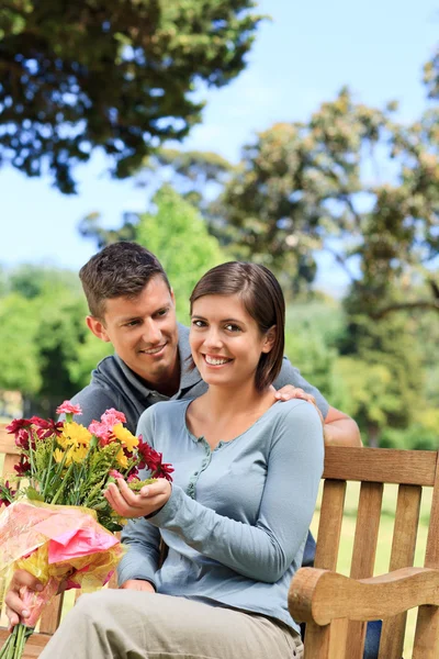 A fiatalember kínál virágok, hogy a barátnője — Stock Fotó