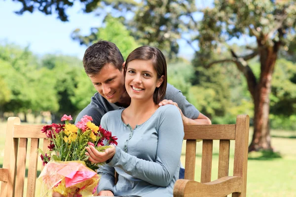 Giovane uomo che offre fiori alla sua ragazza — Foto Stock