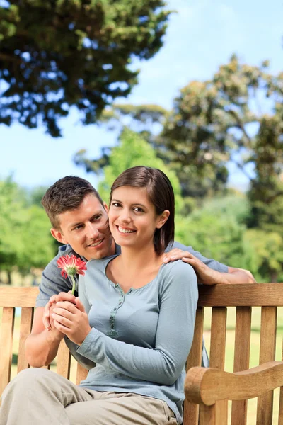 Człowiek i jego żona z kwiatem — Zdjęcie stockowe
