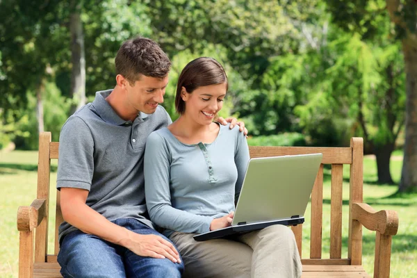 Couple travaillant sur leur ordinateur portable — Photo
