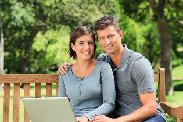 Paar werken op hun laptop — Stockfoto