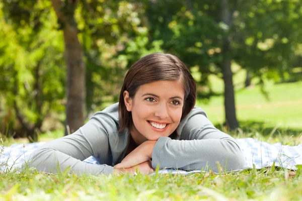Woman lying down in the park — Stock Photo, Image