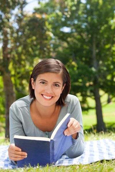 Woman reading a book in the park — Stock Photo, Image