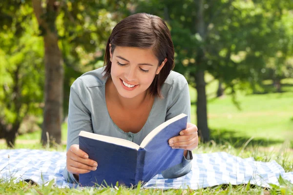 Kobieta czytająca książkę w parku — Zdjęcie stockowe