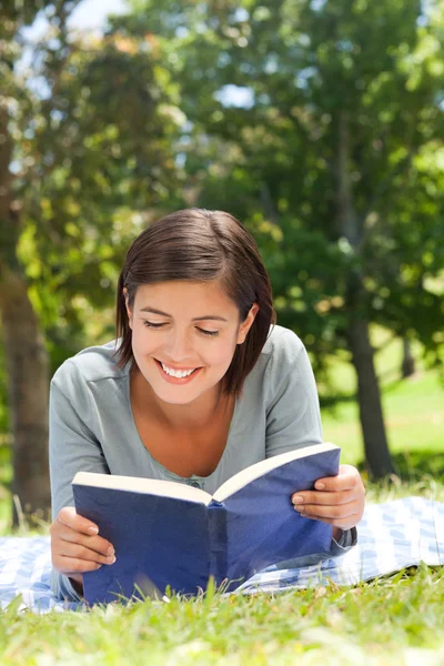 Γυναίκα διαβάζει ένα βιβλίο στο πάρκο — Φωτογραφία Αρχείου