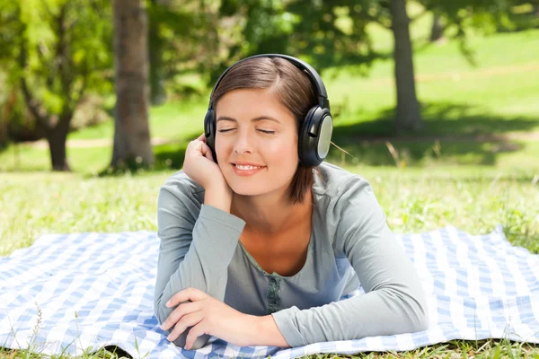 공원에서 어떤 음악을 듣고 하는 여자 — 스톡 사진