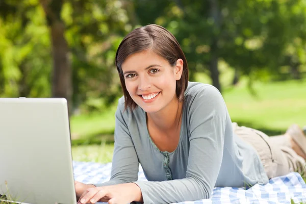 Kobieta pracuje na jej laptopie w parku — Zdjęcie stockowe