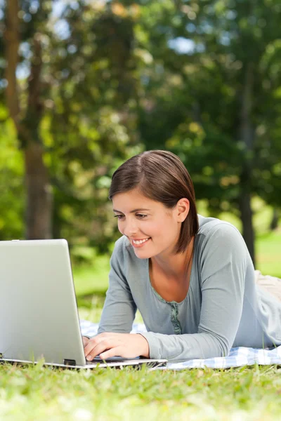 Nő dolgozik rajta laptop a parkban — Stock Fotó