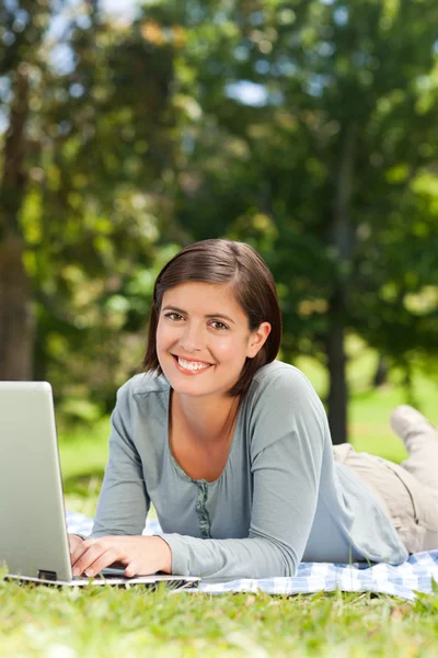 Nő dolgozik rajta laptop a parkban — Stock Fotó