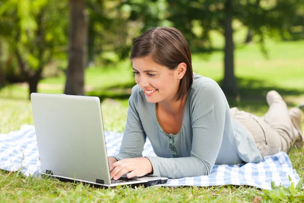 Kobieta pracuje na jej laptopie w parku — Zdjęcie stockowe