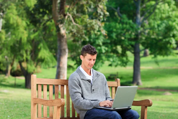 Koncentrované muž pracuje na jeho laptopu — Stock fotografie