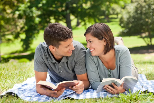 Para czytanie książki — Zdjęcie stockowe