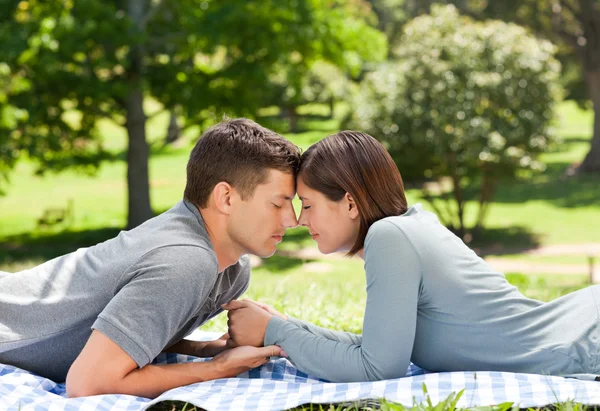 Enamored couple in the park — Stock Photo, Image
