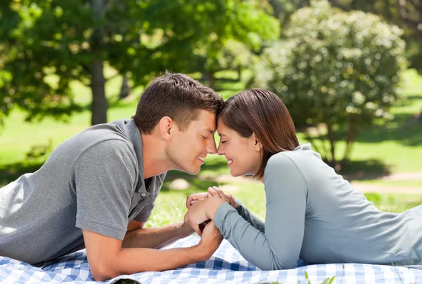 Enamored couple in the park — Stock Photo, Image