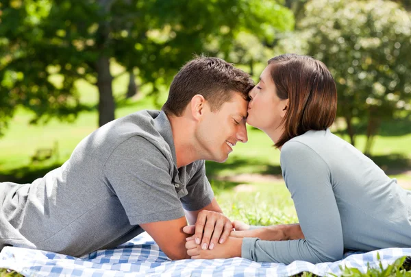 Verliebtes Paar im Park — Stockfoto
