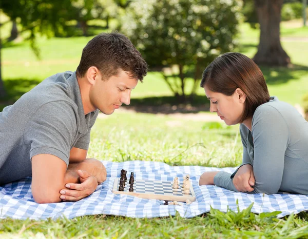 Пара грає в шахи в парку — стокове фото