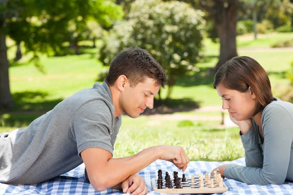 Pareja jugando ajedrez en el parque — Foto de Stock