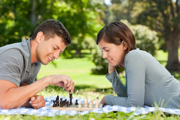 Pár hraje šachy v parku — Stock fotografie