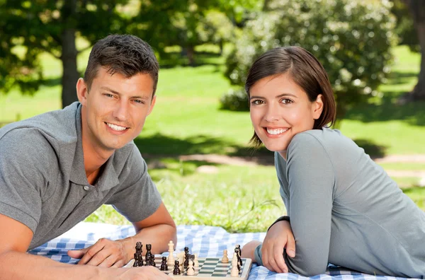 Pár hraje šachy v parku — Stock fotografie