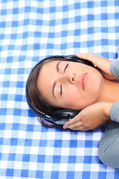 Mulher ouvindo música no parque — Fotografia de Stock