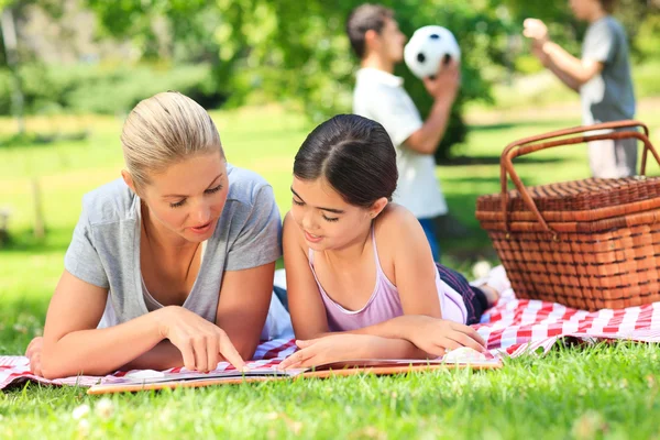 幸せな家族は公園でピクニック — ストック写真