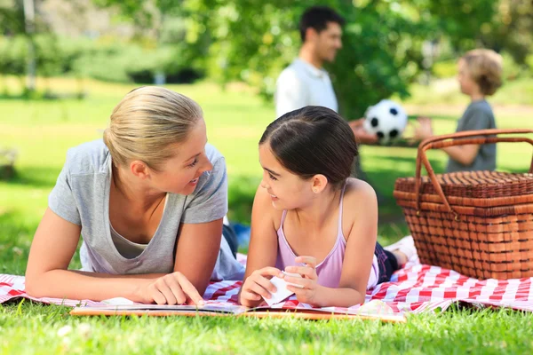 Familie picknicken in het park — Stockfoto