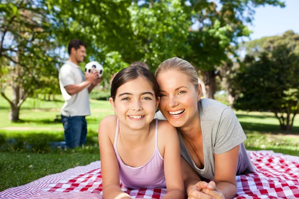 Mother and daughter having fun in the park — Stock Photo, Image