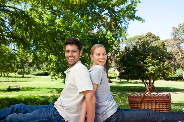情侣在公园野餐 — 图库照片