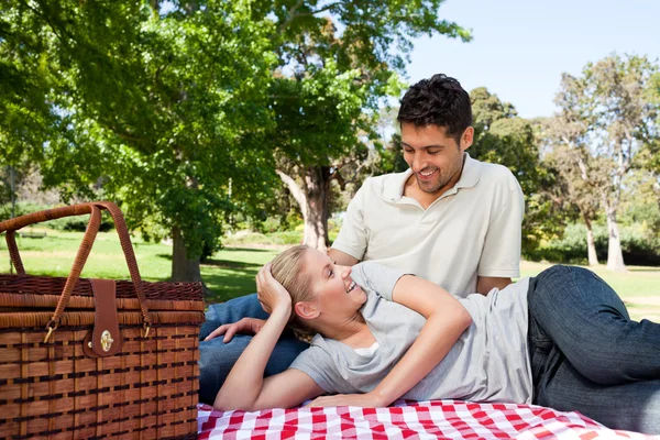 Lovers picnicking in the park — Stock Photo, Image