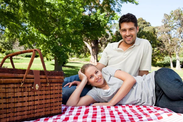 Liebhaber picknicken im Park — Stockfoto