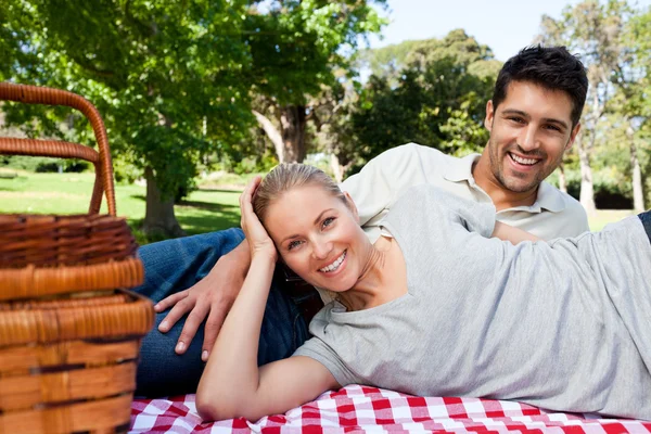 Parkta piknik yapan bir çift. — Stok fotoğraf