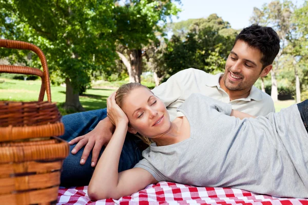 Couple picnicking in the park — Stock Photo, Image