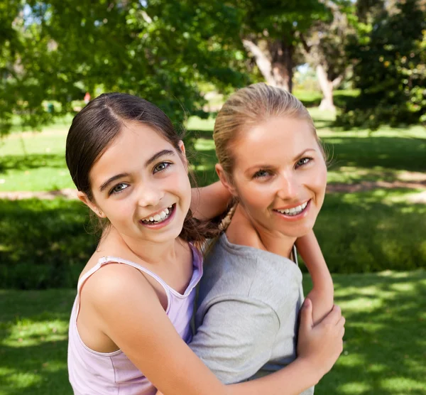 Mother and her daughter laughting in the park — Stock Photo, Image