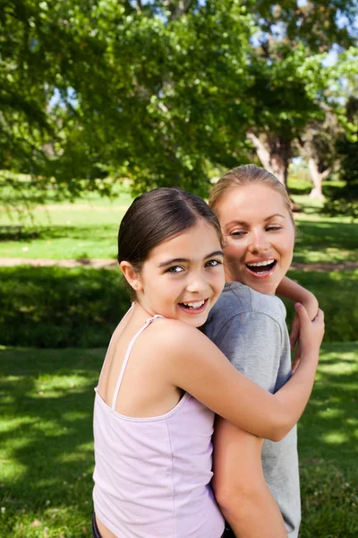 Madre e sua figlia ridono nel parco — Foto Stock