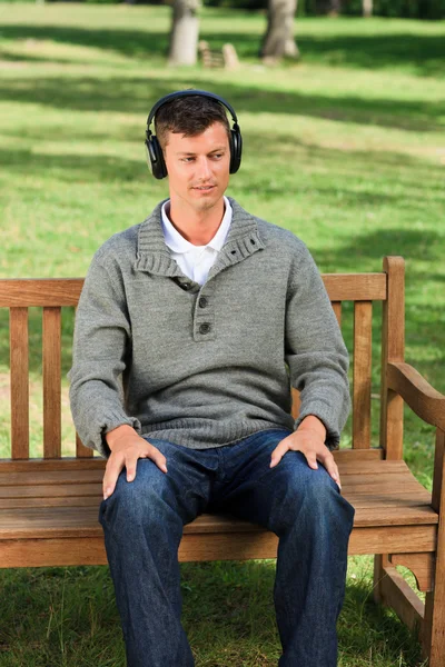 Nyugodt ember hallgat zenét — Stock Fotó