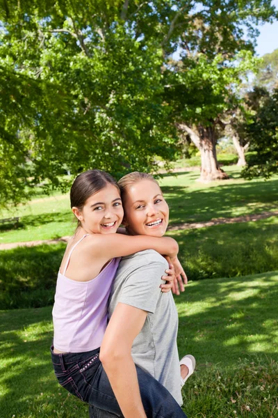 母と彼女の娘笑公園で — ストック写真