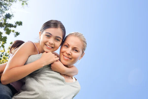 Mother and her daughter laughting in the park — Stock Photo, Image