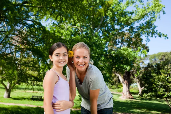 Linda hija con su madre en el parque — Foto de Stock