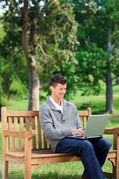 Homem concentrado trabalhando em seu laptop — Fotografia de Stock