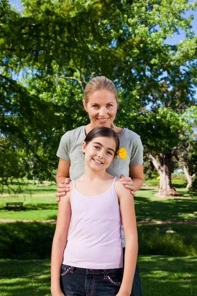 Nette Tochter mit ihrer Mutter im Park — Stockfoto