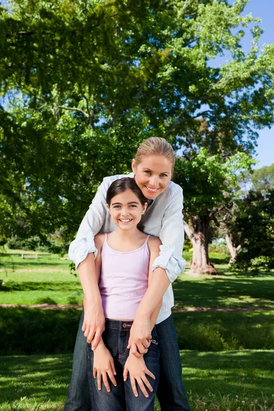 Filha bonito com sua mãe no parque — Fotografia de Stock