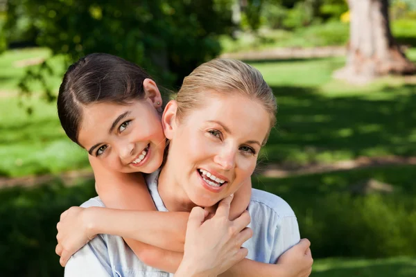 Söta dotter med sin mor i parken — Stockfoto