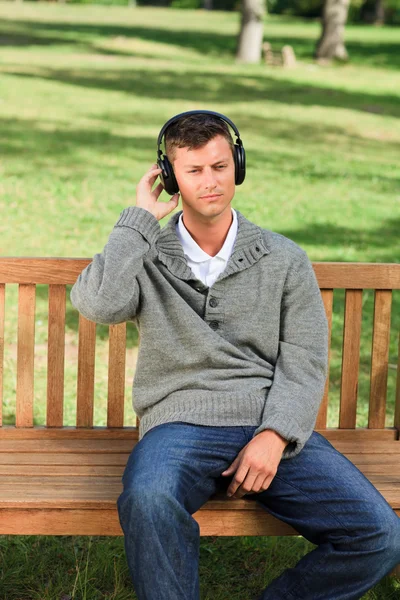 Uomo rilassato che ascolta della musica — Foto Stock
