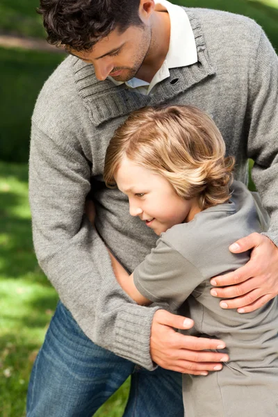 Γιος Αγκαλιάζοντας τον πατέρα — Φωτογραφία Αρχείου