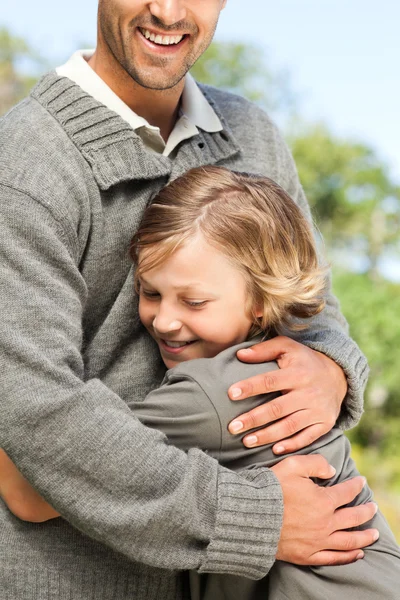 Syn obejmując jego ojciec — Zdjęcie stockowe