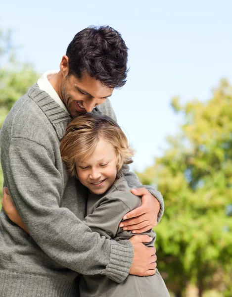 Syn obejmując jego ojciec — Zdjęcie stockowe